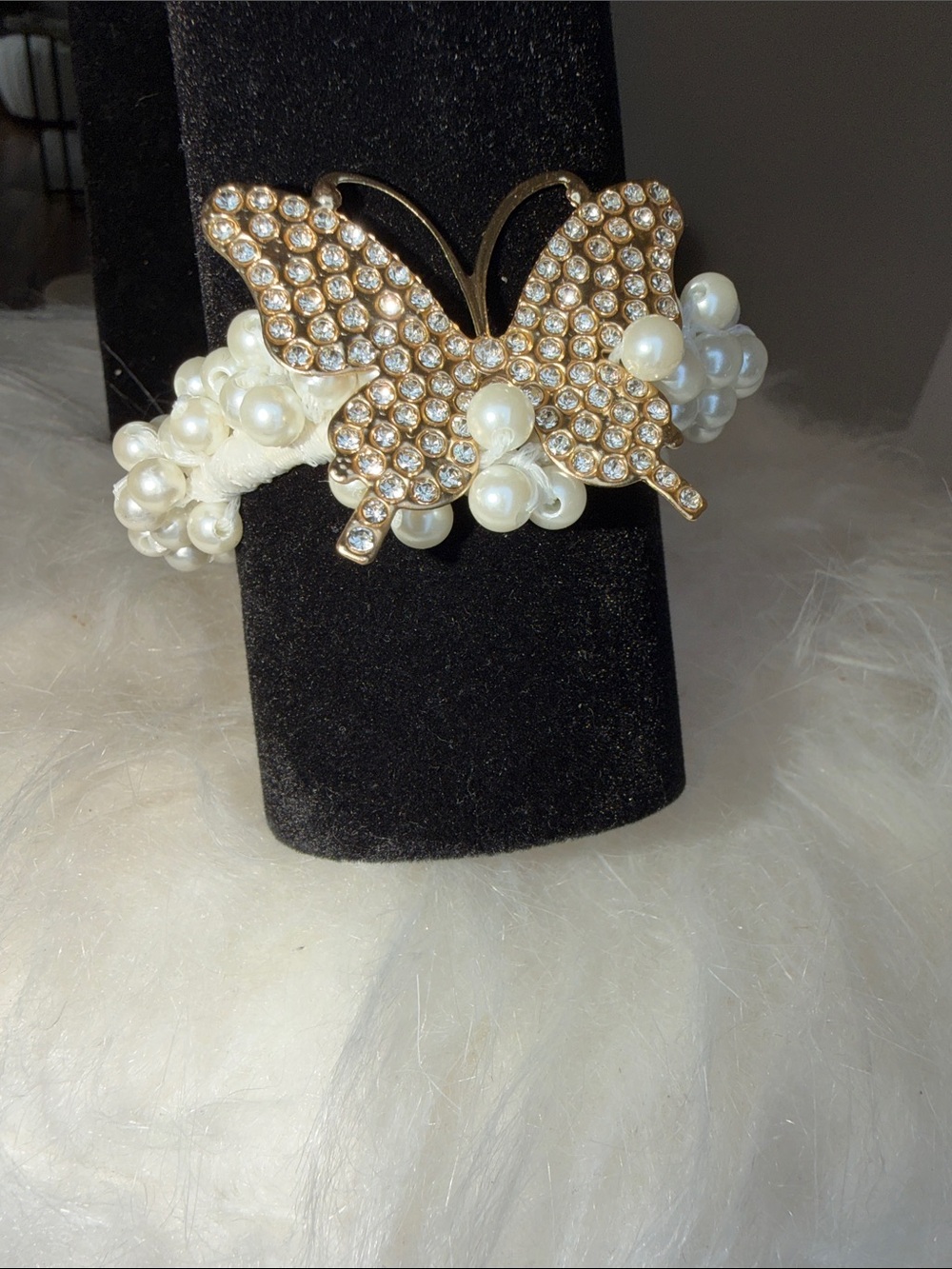 BRACELET NWT Pearls and rhinestones stretch Gold tone butterfly 1 1/2” X 1 1/2”